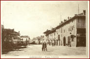 Curiosa fotografia di piazza Albertina con in evidenza il piano stradale funzionale al traffico dell'epoca di pietra: masselli di pietra su larga striscia, guide in pietra per carri, acciottolato, rotaie della tramvia. Il “dehors” del ristorante Albertino