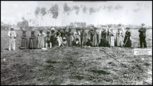 Foto di gruppo dei braccianti che lavoravano nei campi del Cavaliere.