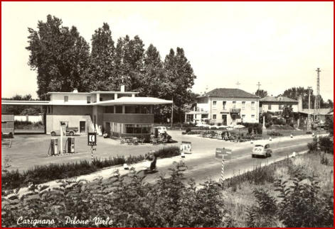 Dove sorge attualmente il distributore, al bivio tra le strade Carmagnola-Saluzzo (la foto risale agli anni 70/80), una volta era sede della stazione del Tramway