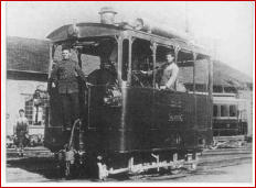 Motrice di modello Henschel. I due addetti alla macchina sembrano in divisa militare. Forse siamo nel periodo della guerra 1915-18 in cui i ferrovieri e tranvieri furono militarizzati. Tutte le motrici della linea, oltre ad avere un numero, avevano anche 